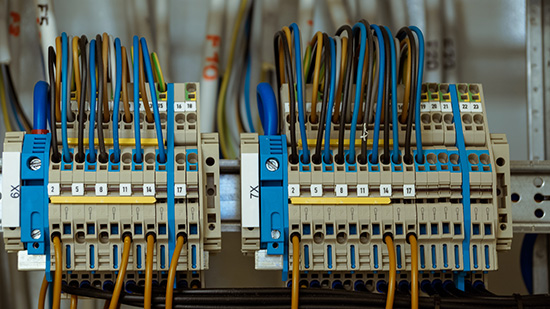 Schalttafel und Klemmen einer Elektroinstallation